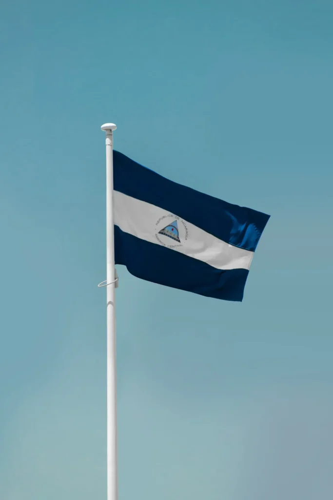 The flag of Nicragua flying on a flagpole